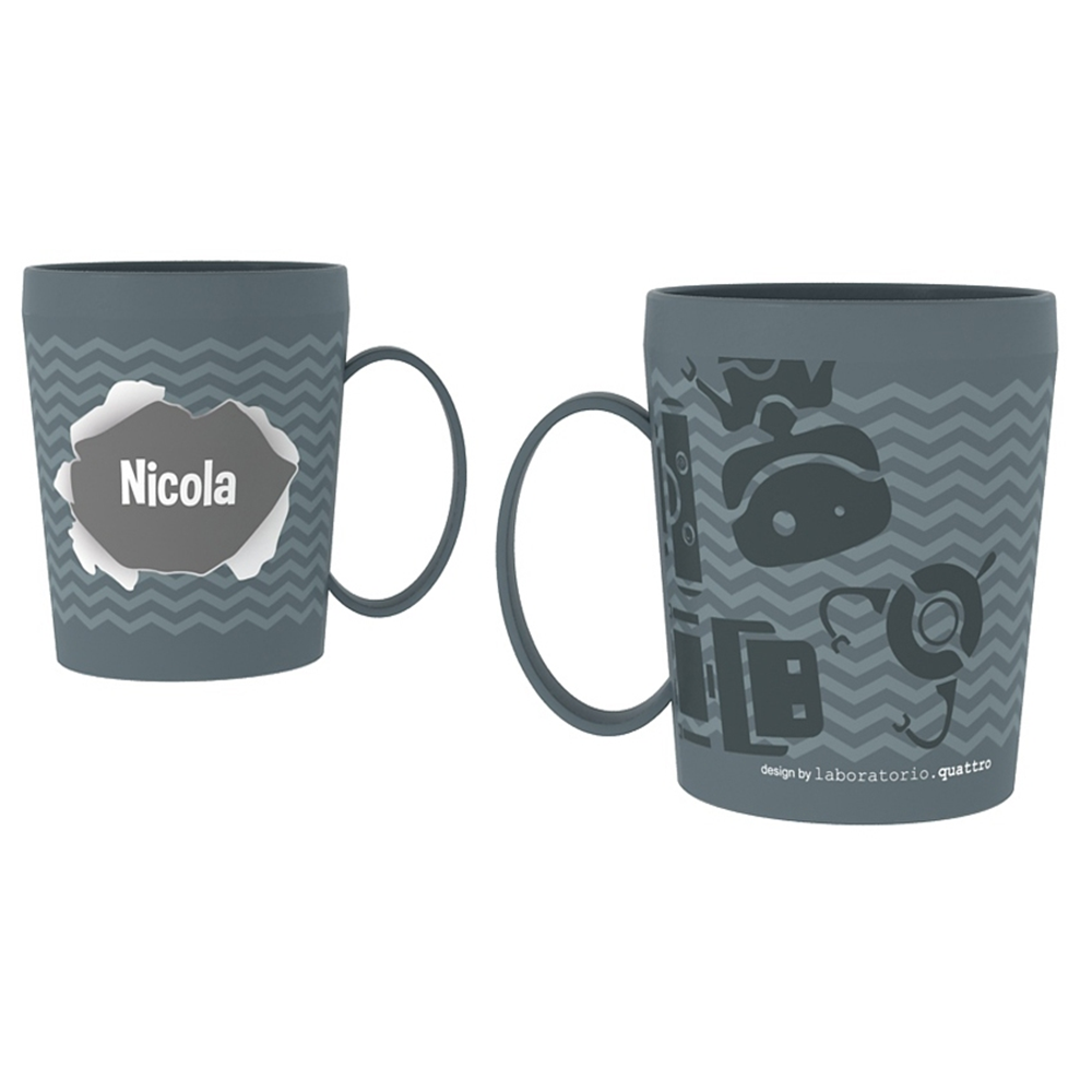 TAZZA IN PLASTICA CON NOME E DISEGNI - NICOLA - RYN058