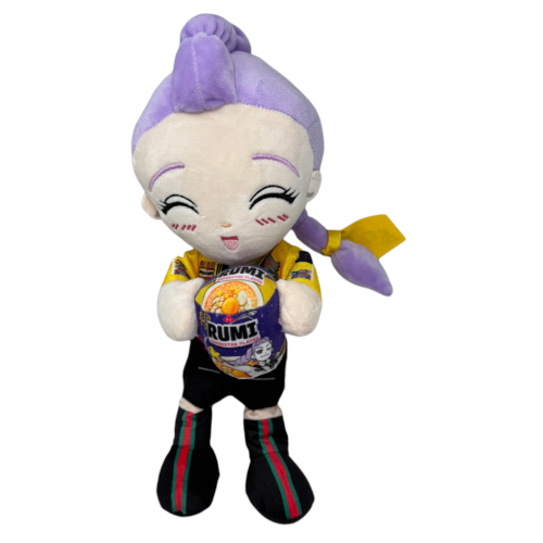 PELUCHE RUMI HUNTRIX PUPAZZO 38 CM KPOP DEMON HUNTERS CON RAMEN IN FIBRA RICICLATA - 5592D/RUMI
