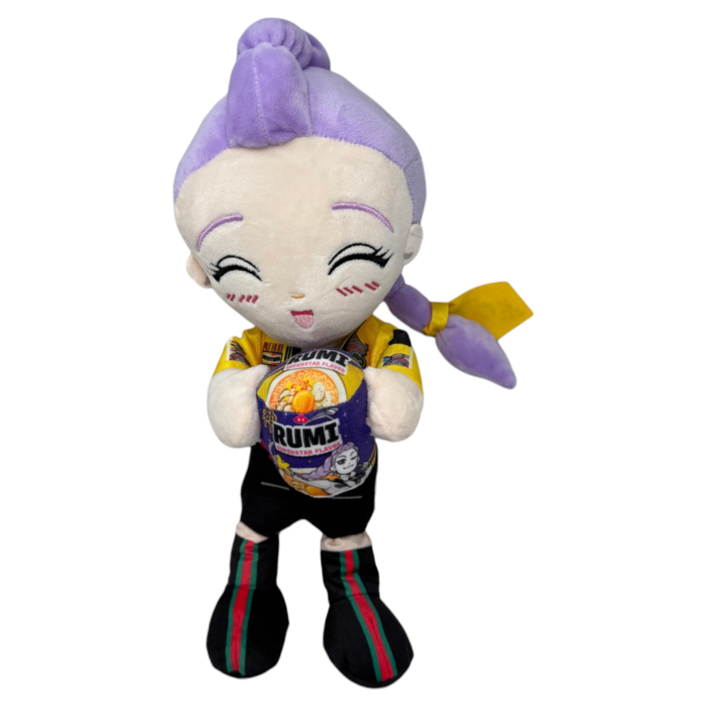 PELUCHE RUMI HUNTRIX PUPAZZO 38 CM KPOP DEMON HUNTERS CON RAMEN IN FIBRA RICICLATA - 5592D/RUMI