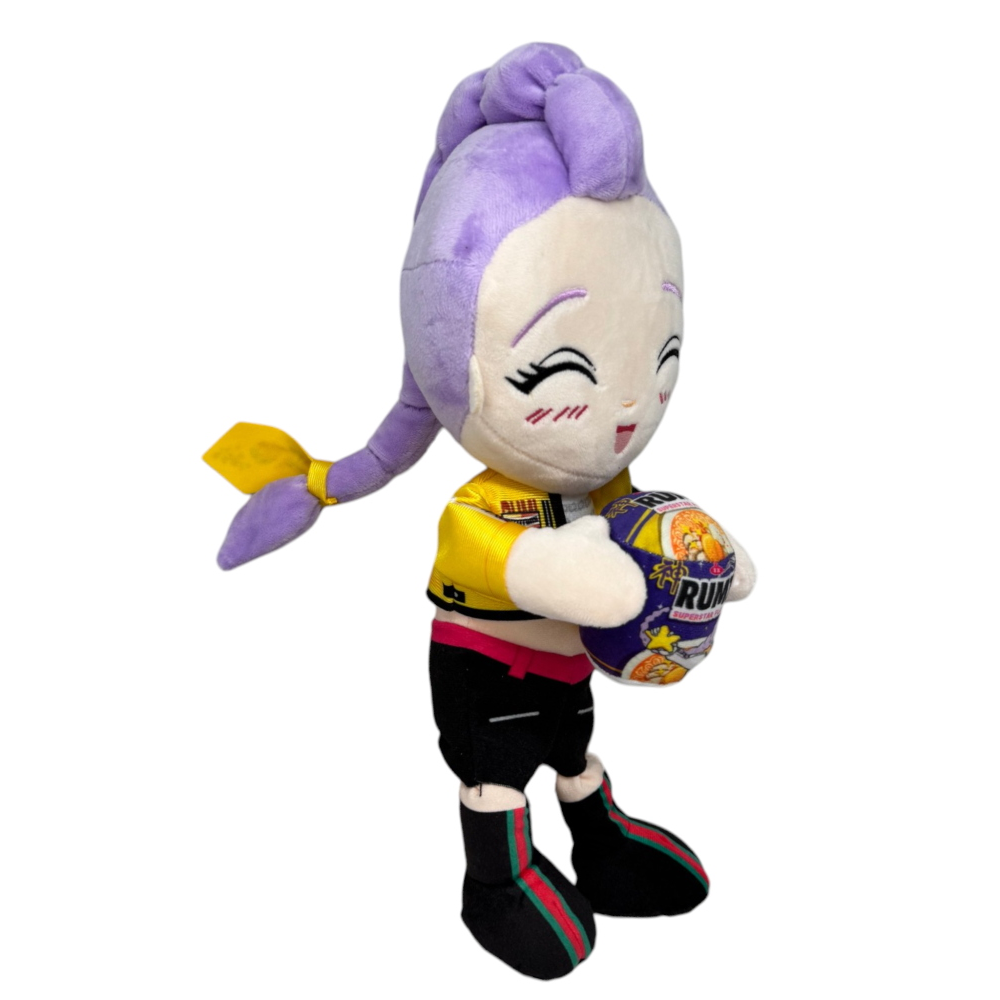 PELUCHE RUMI HUNTRIX PUPAZZO 38 CM KPOP DEMON HUNTERS CON RAMEN IN FIBRA RICICLATA - 5592D/RUMI
