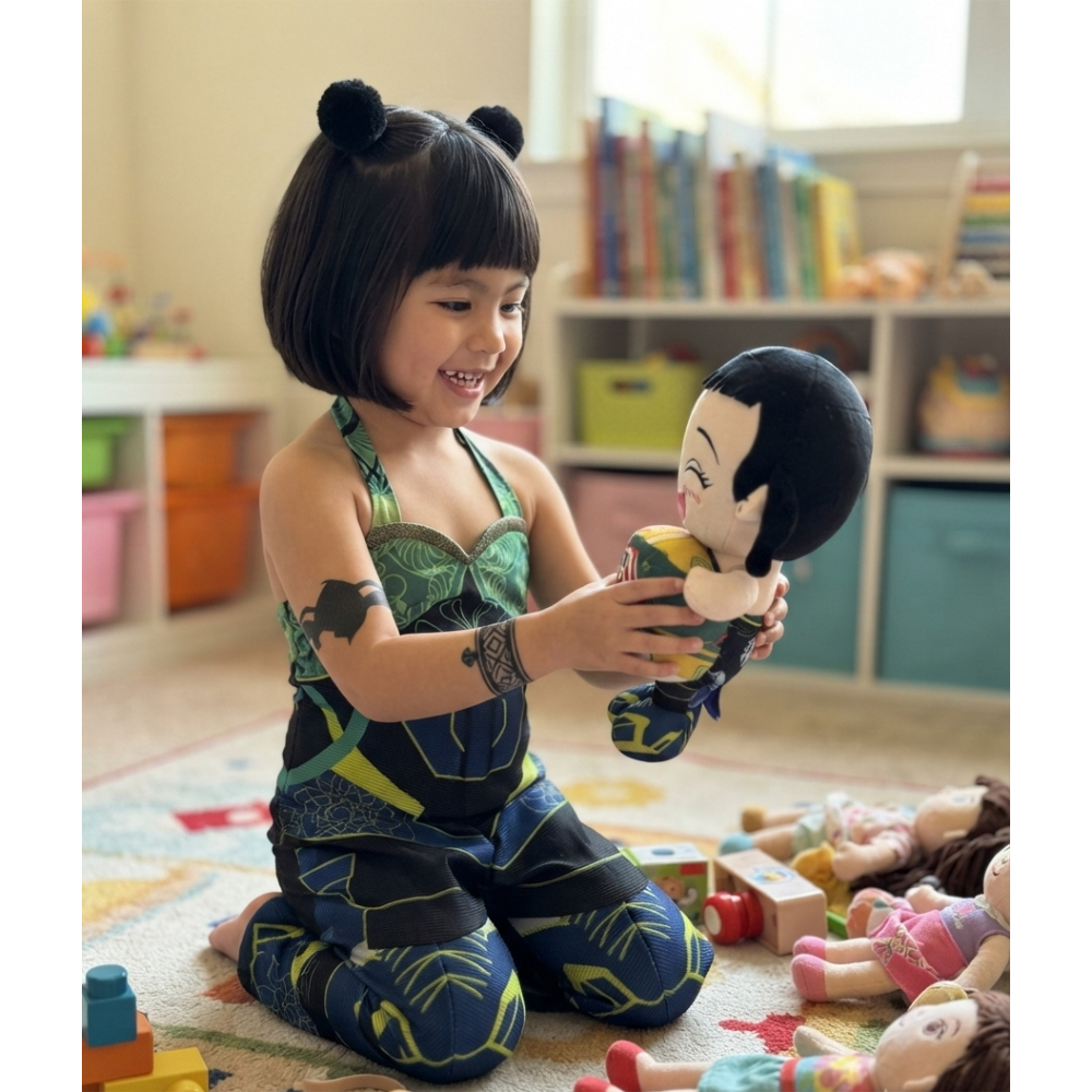 PELUCHE ZOEY HUNTRIX PUPAZZO 34 CM KPOP DEMON HUNTERS CON RAMEN IN FIBRA RICICLATA - 5592D/ZOEY